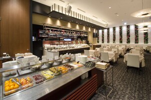 Café da manhã feito na hora todos os dias mediante uma taxa