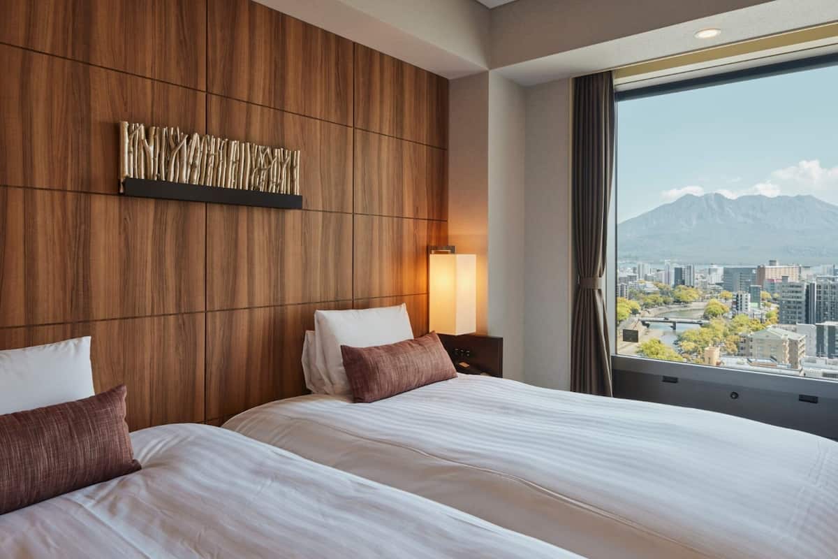 Ropa de cama de alta calidad y caja de seguridad en la habitación