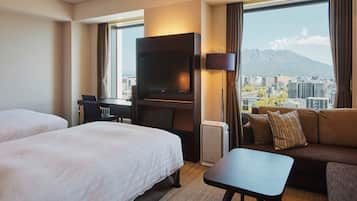 Ropa de cama de alta calidad y caja de seguridad en la habitación