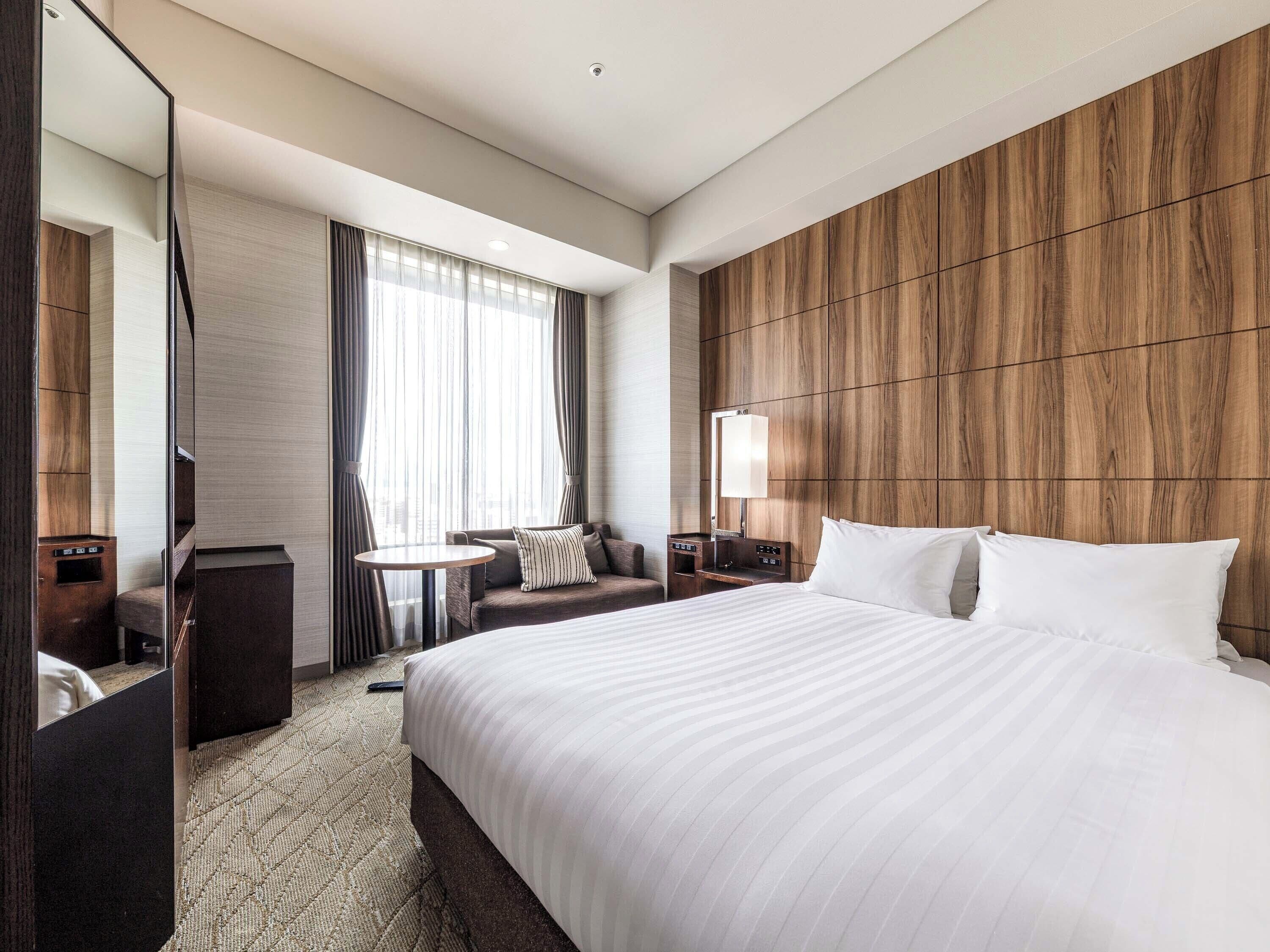 Ropa de cama de alta calidad y caja de seguridad en la habitación 