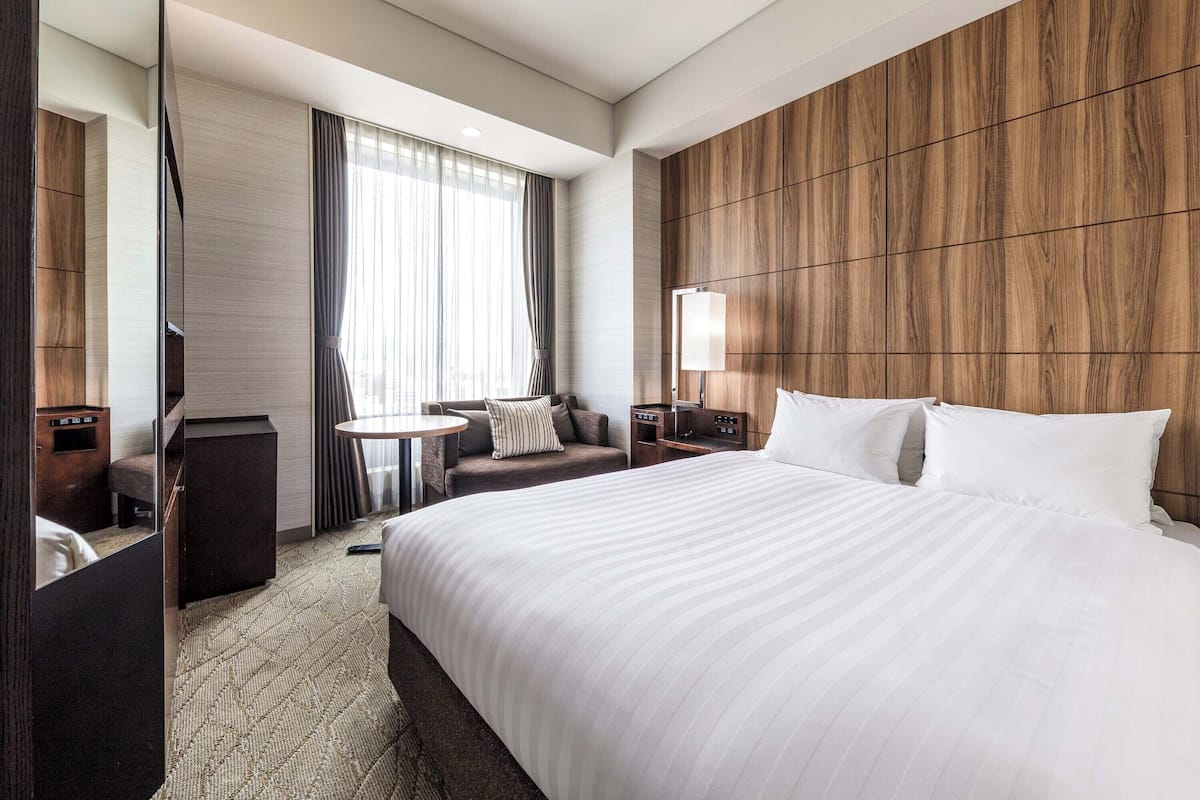 Ropa de cama de alta calidad y caja de seguridad en la habitación