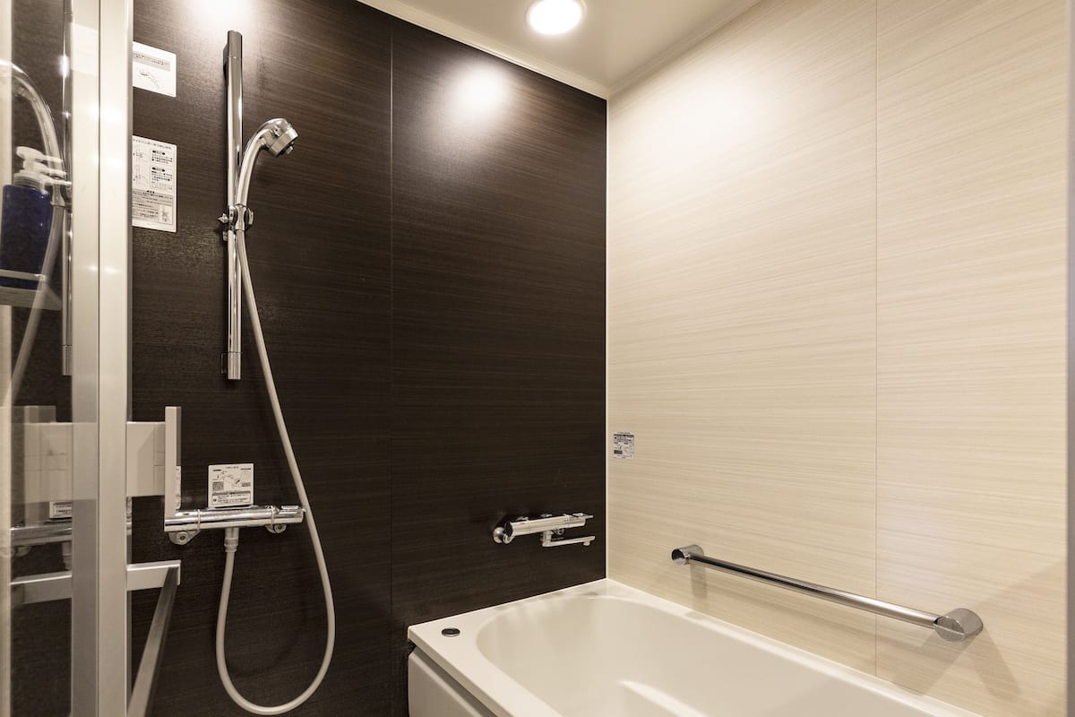 Separate tub and shower, deep soaking tub, free toiletries, hair dryer