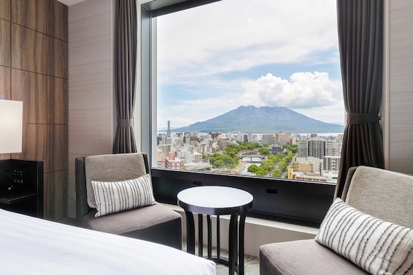 Peralatan tempat tidur premium, peti besi dalam bilik, meja