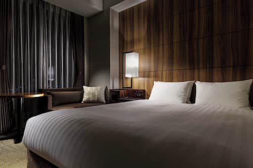 Premium bedding, in-room safe, desk, iron/ironing board