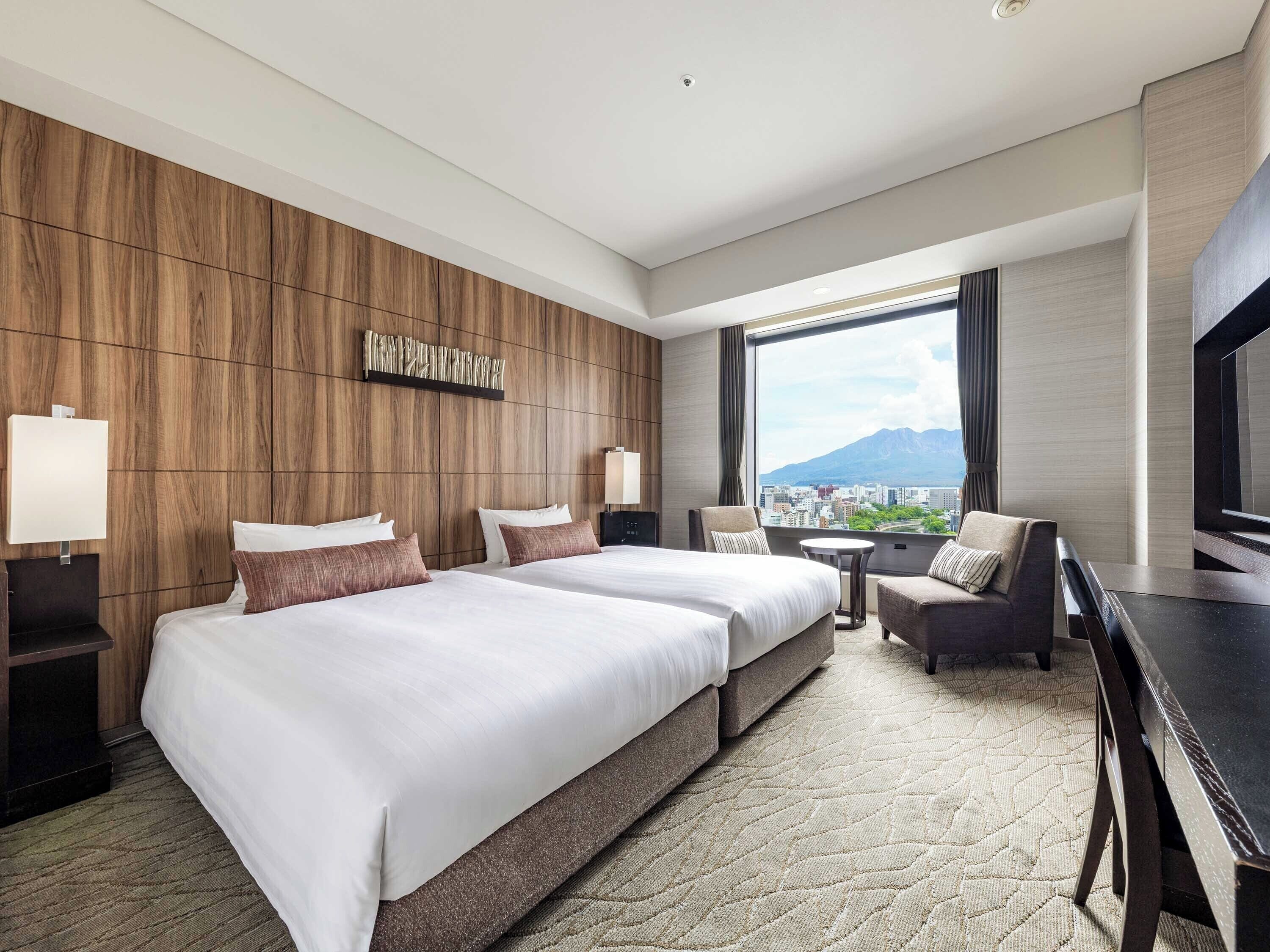 Ropa de cama de alta calidad y caja de seguridad en la habitación 