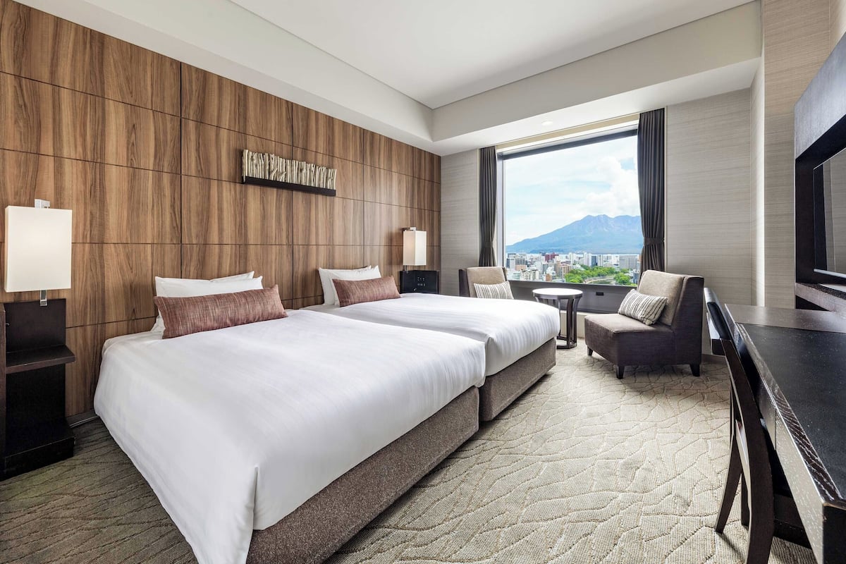 Ropa de cama de alta calidad y caja de seguridad en la habitación