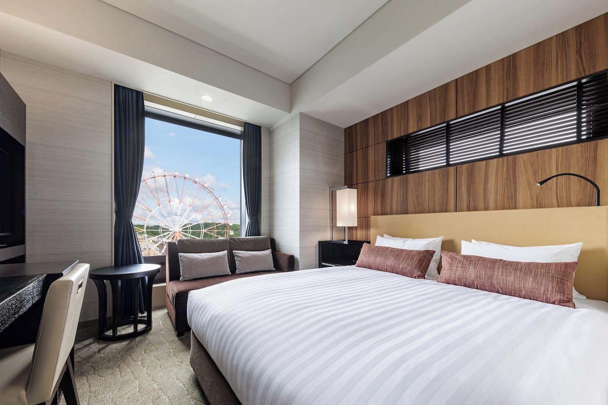 Ropa de cama de alta calidad y caja de seguridad en la habitación