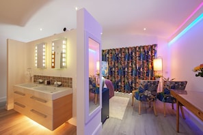 Habitación presidencial doble | Ropa de cama de alta calidad, colchones con acolchado adicional, minibar