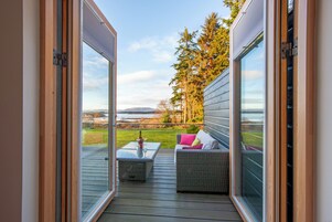 Executive Room, 1 King Bed, Sea View | Premium bedding, pillow-top beds, minibar, individually decorated