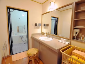 Ensemble baignoire-douche, articles de toilette (gratuits)