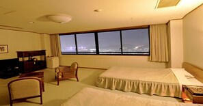 Premium bedding, desk, free WiFi