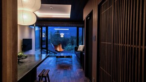 Een modern interieur met een eethoek, een bank en uitzicht op het landschap.
