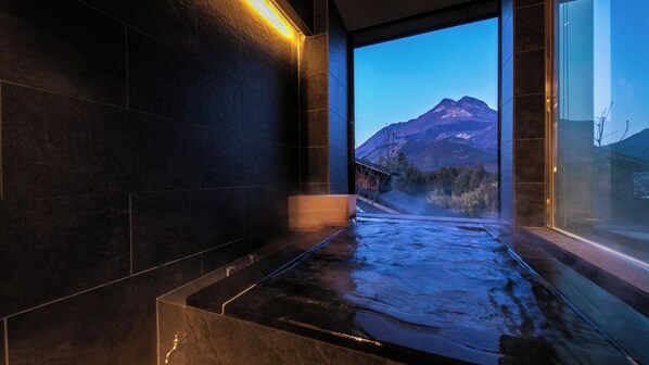 Un bain à remous avec vue sur la montagne.