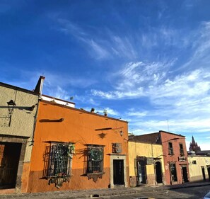 Una hilera de edificios bajo un cielo azul despejado.