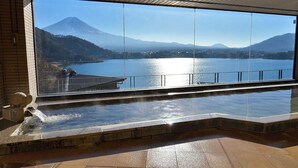 A hot spring area with a view of a mountain and lake. - Hotel Mifujien (Fujikawaguchiko)