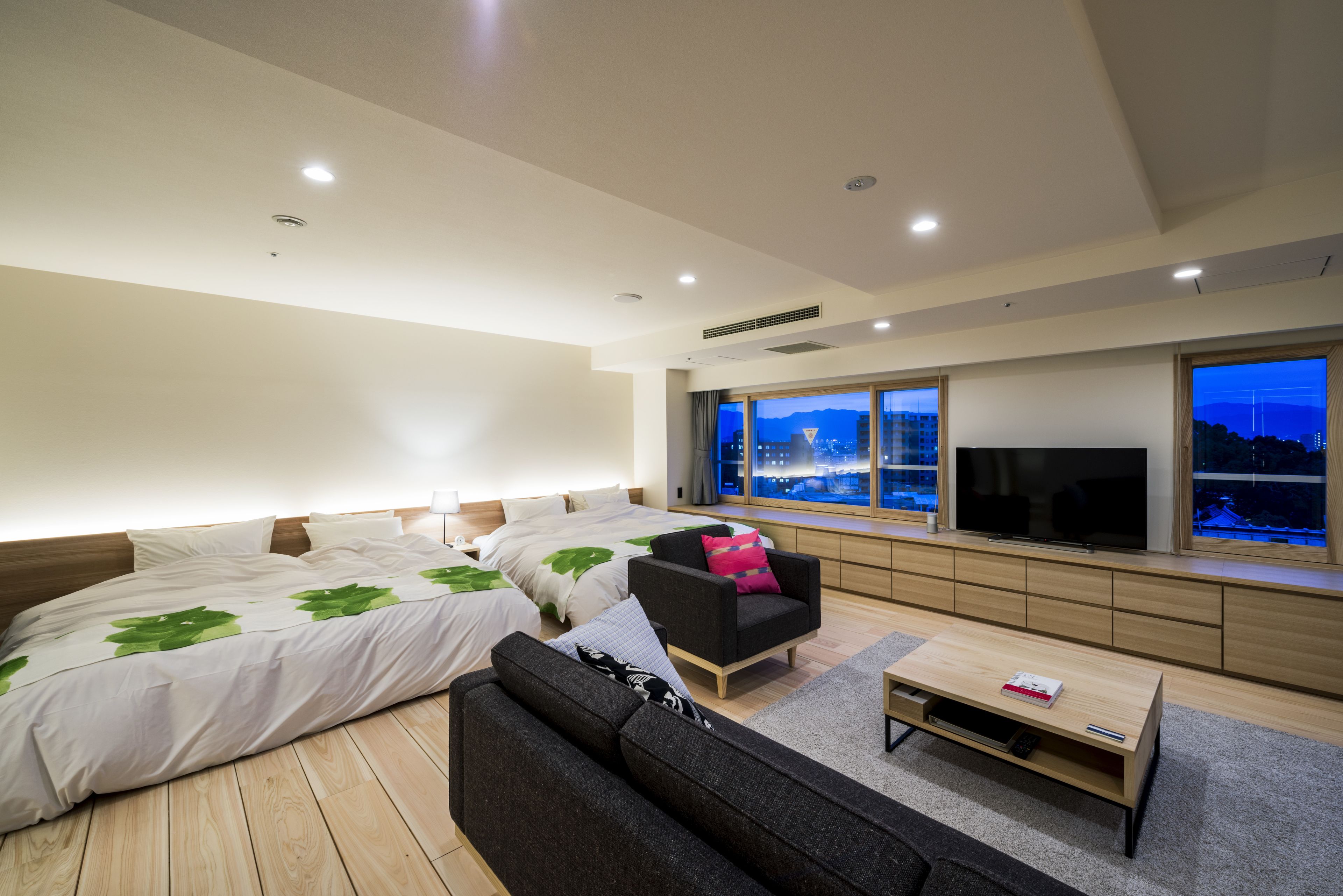 Vierpersoonskamer, niet-roken | Een kluis op de kamer, een bureau, gratis wifi