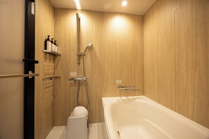 Combined shower/bathtub, free toiletries, slippers, towels - HOTEL FUJi TORiiGATE (Fujiyoshida)