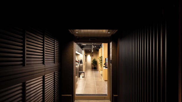 A hallway with a wooden door leading to a reception area. - HOTEL FUJi TORiiGATE (Fujiyoshida)