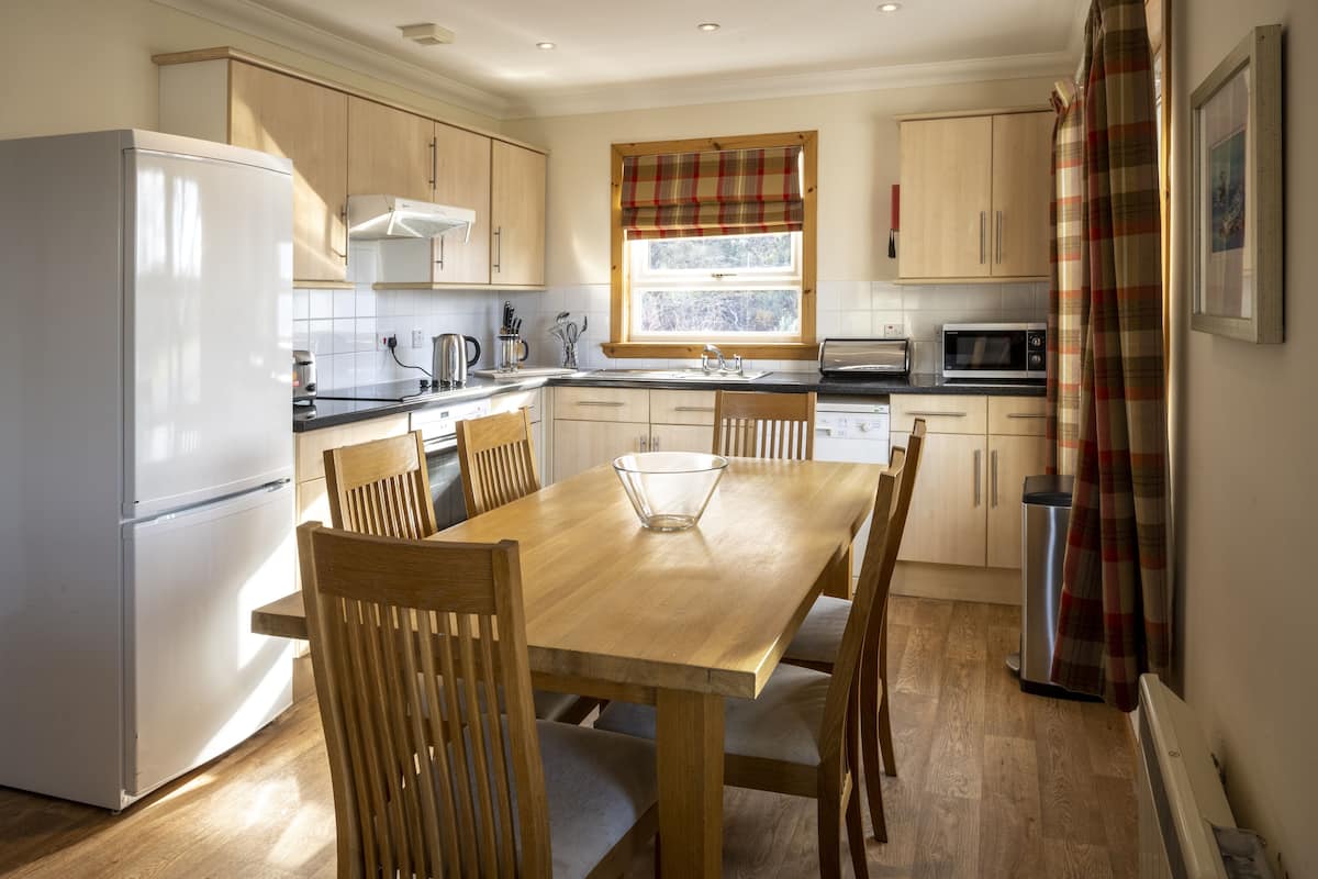 Two Bedroom Cottage (Pet Friendly) | Private kitchen | Electric kettle, toaster, dining tables
