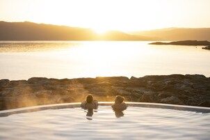 Una piscina techada, una piscina al aire libre