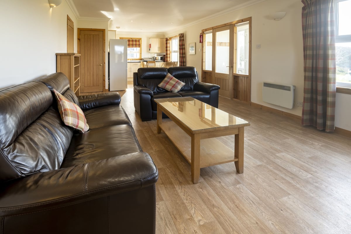 two bedroom cottage (pet friendly) | living area | flat-screen tv