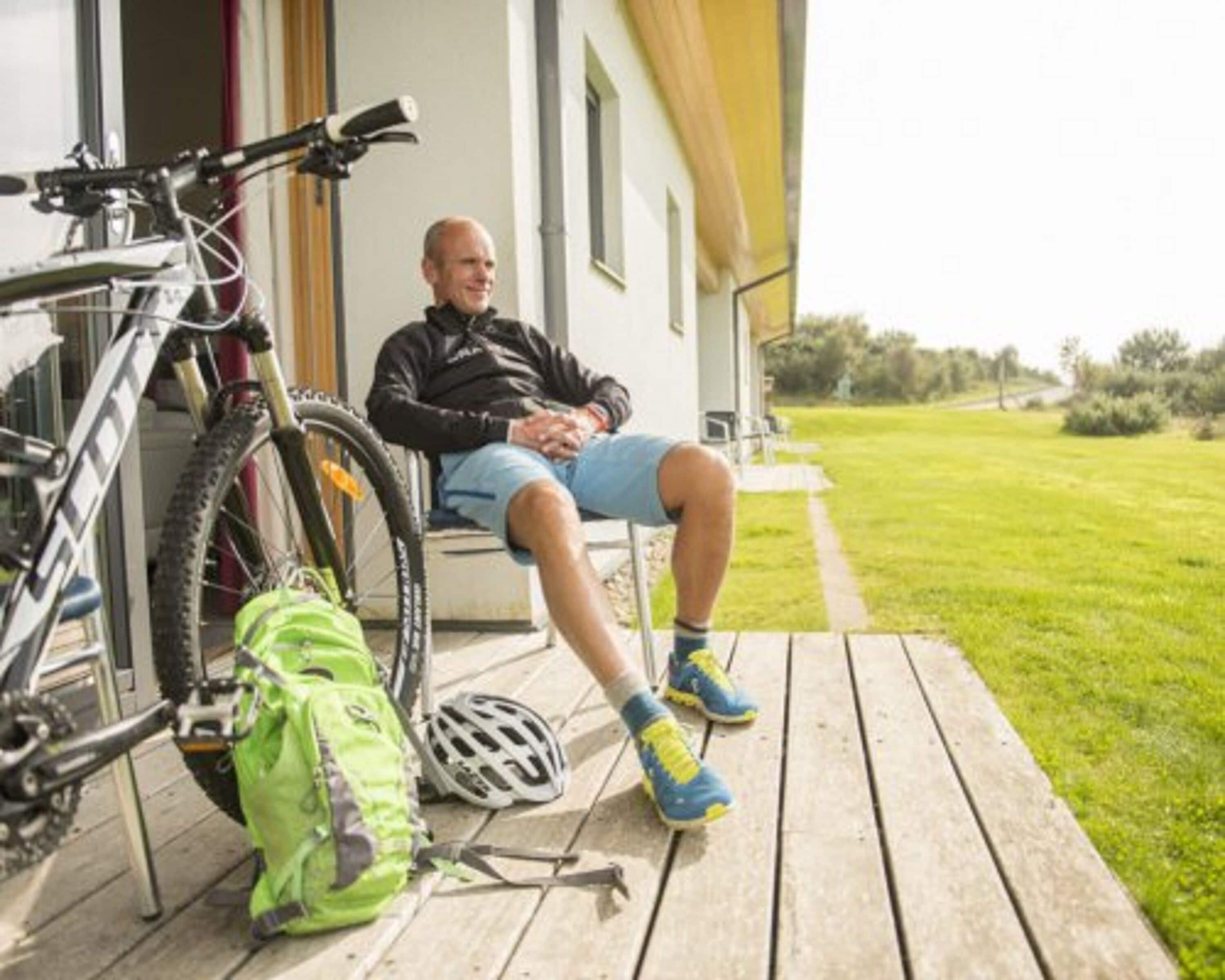 studio apartment (pet friendly) | premium bedding, desk, iron/ironing board, free wifi