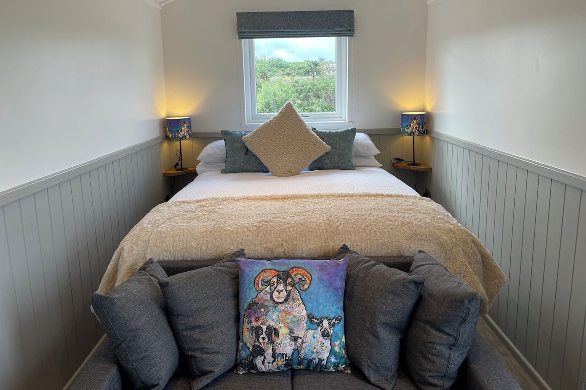 Shepherd's Hut | Premium bedding, desk, iron/ironing board, free WiFi