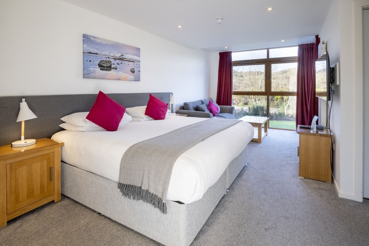 Lodge Classic Room | Premium bedding, desk, iron/ironing board, free WiFi