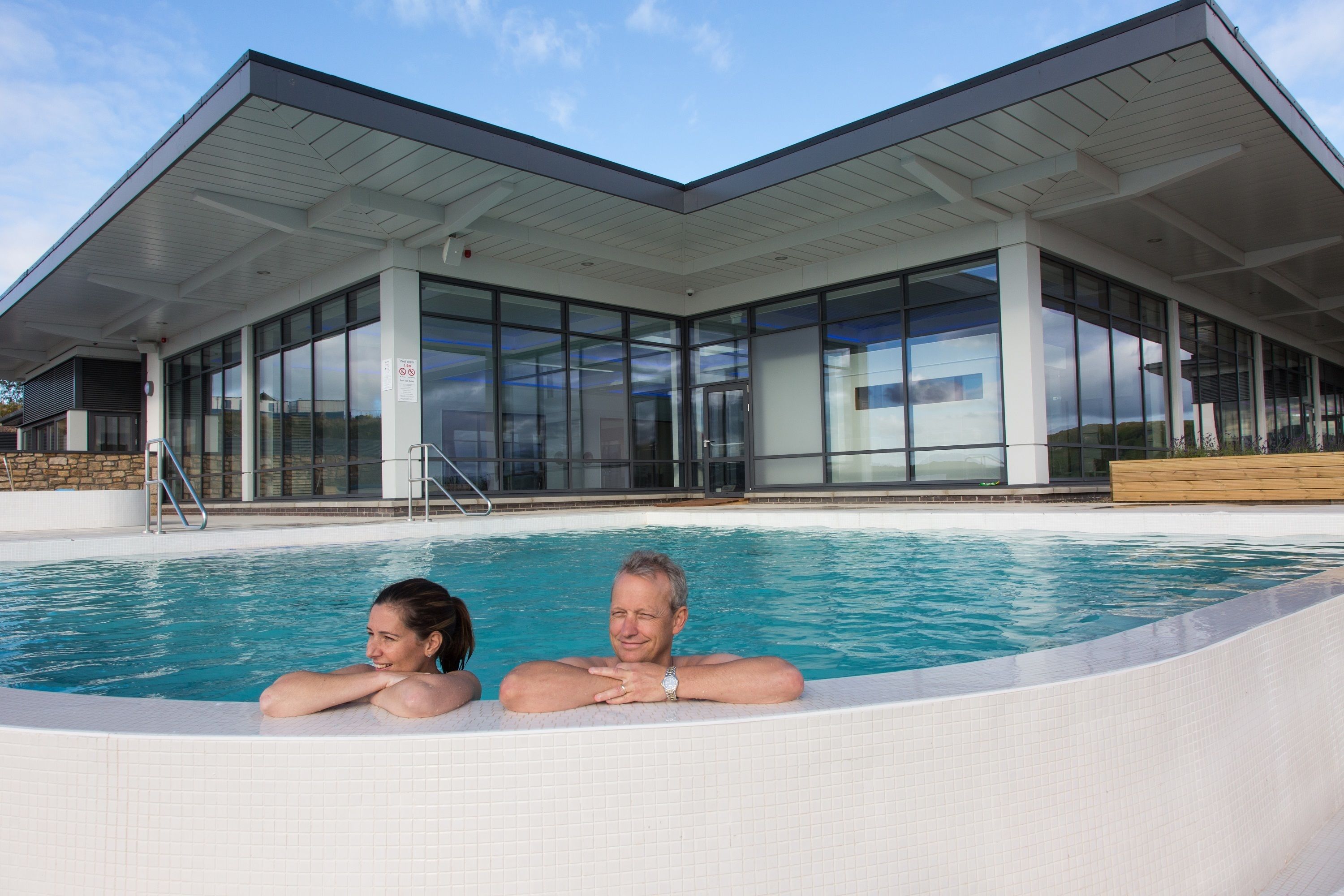 Un edificio moderno con piscina.