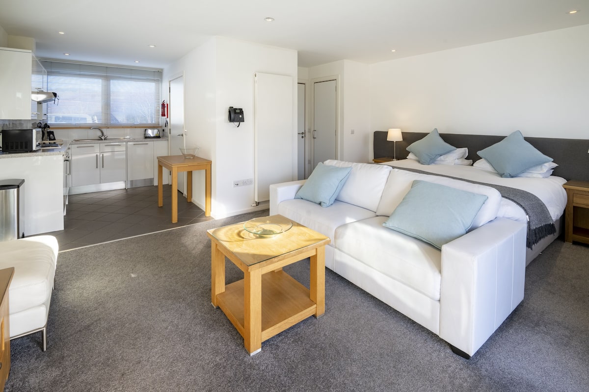 Studio Apartment (Pet Friendly) | 高級寢具、書桌、熨斗/熨衣板、免費無線上網