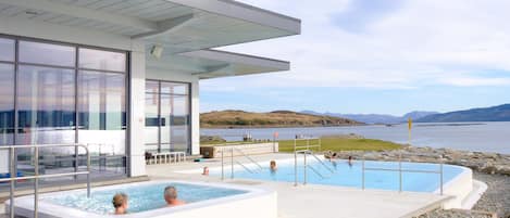Una piscina cubierta, una piscina al aire libre