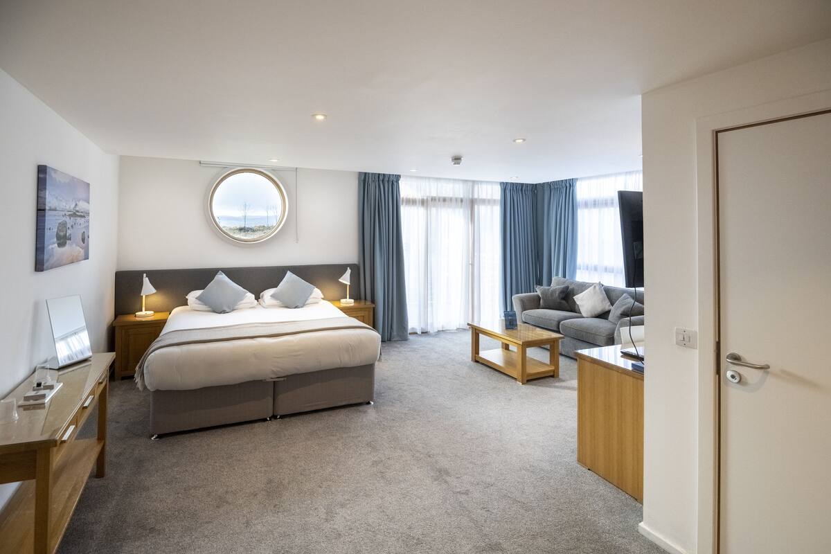 Lodge Superior Room | 高級寢具、書桌、熨斗/熨衣板、免費無線上網