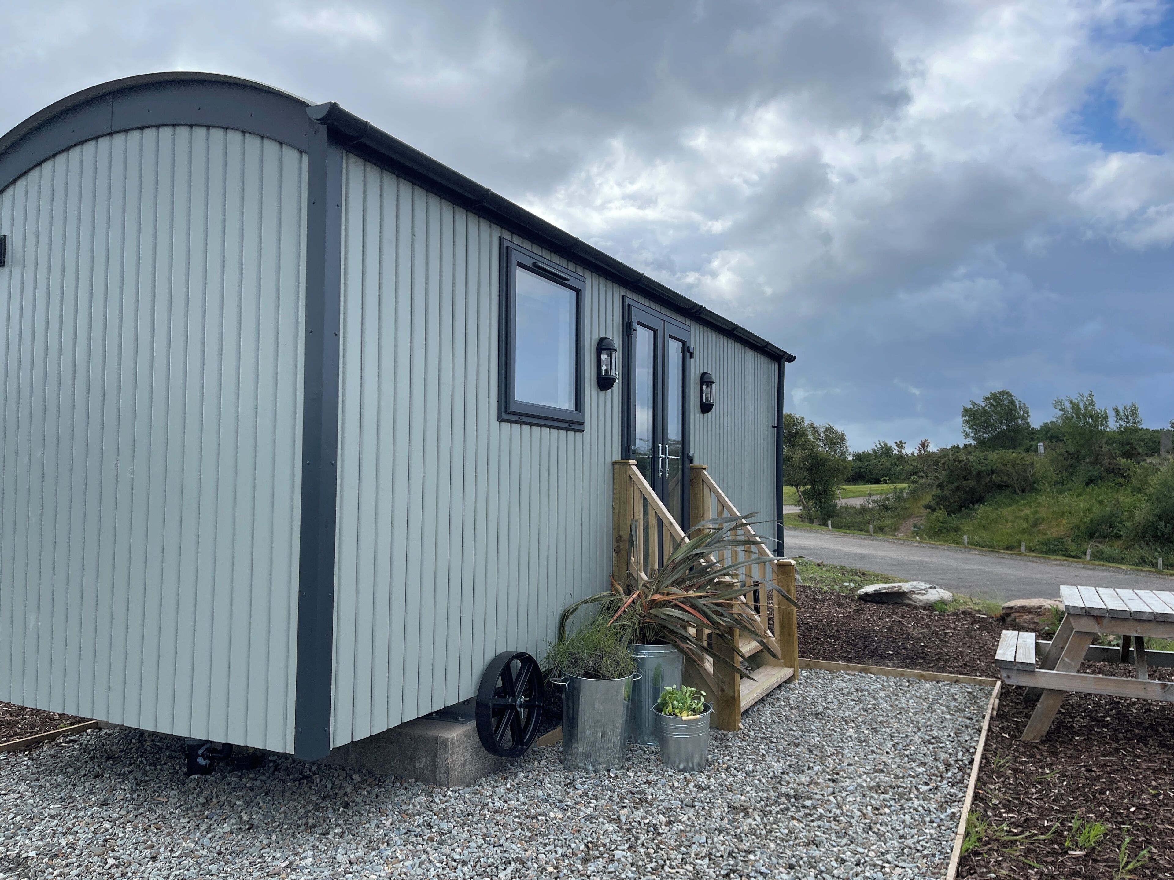 shepherd's hut | premium bedding, desk, iron/ironing board, free wifi