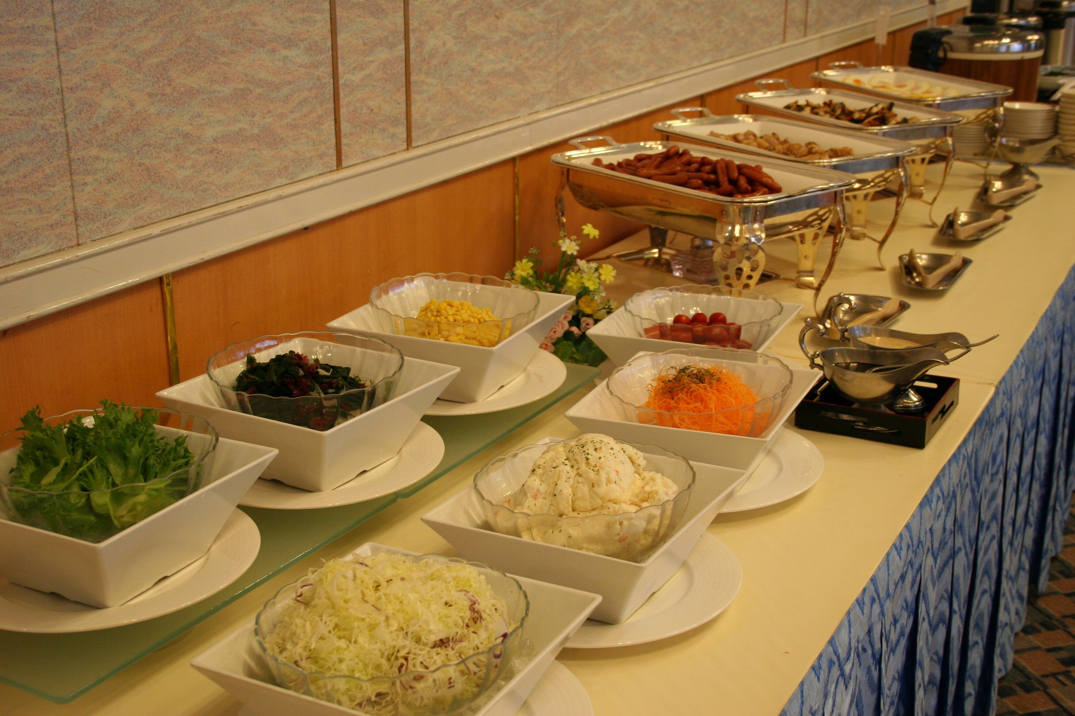 بوفيه فطور يوميًا بتكلفة قدرها (1050 JPY للشخص)