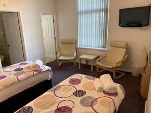 Habitación superior con 2 camas individuales, refrigerador y microondas (Ensuite) | Escritorio, tabla de planchar con plancha, wifi gratis y ropa de cama