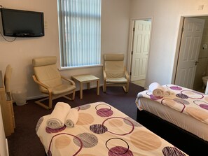 Työpöytä, silitysrauta/-lauta, ilmainen Wi-Fi, vuodevaatteet