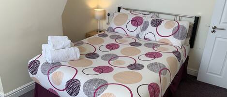 Familien-Suite, 2 Schlafzimmer | Schreibtisch, BĂŒgeleisen/BĂŒgelbrett, kostenloses WLAN, BettwĂ€sche