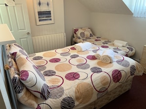 Desk, iron/ironing board, free WiFi, bed sheets - Austins Self Service Guest House (Cardiff)
