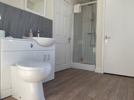 Habitación doble superior, frigorífico y microondas | Escritorio, tabla de planchar con plancha, wifi gratis y ropa de cama