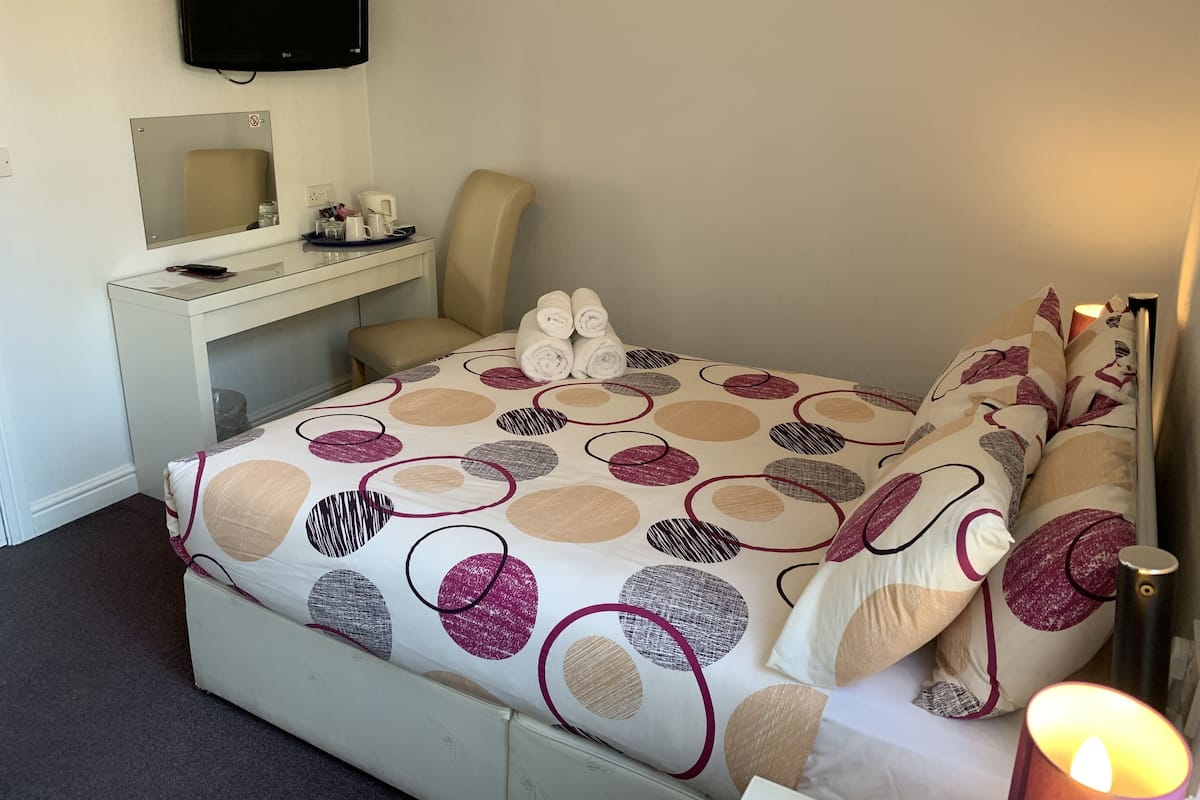Double Room, Ensuite | Desk, iron/ironing board (on request), WiFi (free), bed sheets