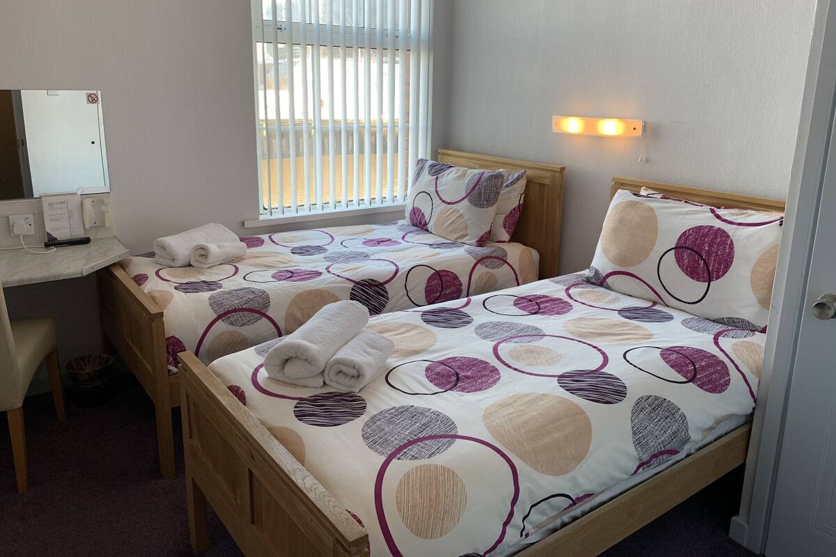 Twin Room, Ensuite | Desk, iron/ironing board (on request), WiFi (free), bed sheets