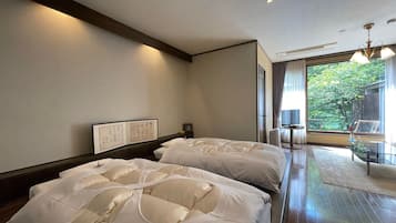 Habitación tradicional (with Private Open-air Bath) | Edredón y caja de seguridad en la habitación
