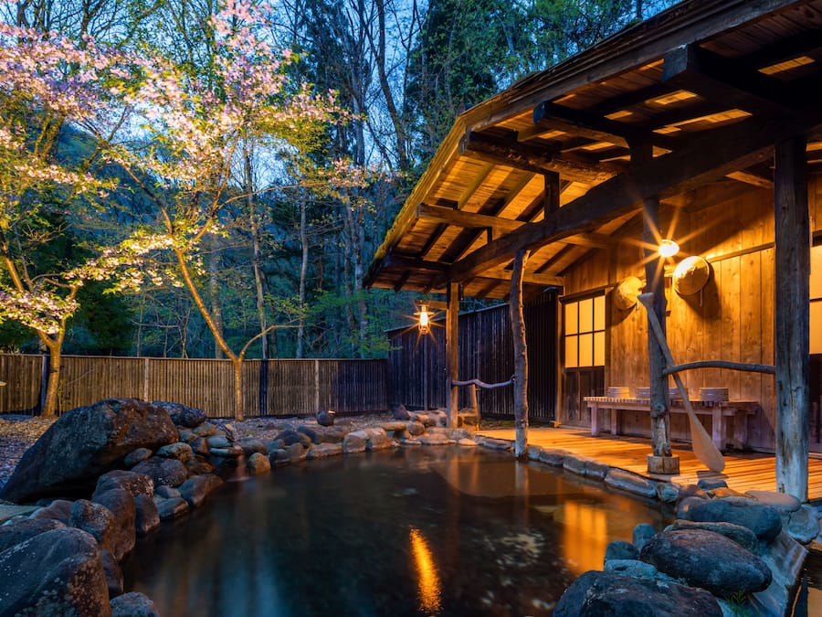 Kombinasi shower/bathtub dan pemandian mata air panas