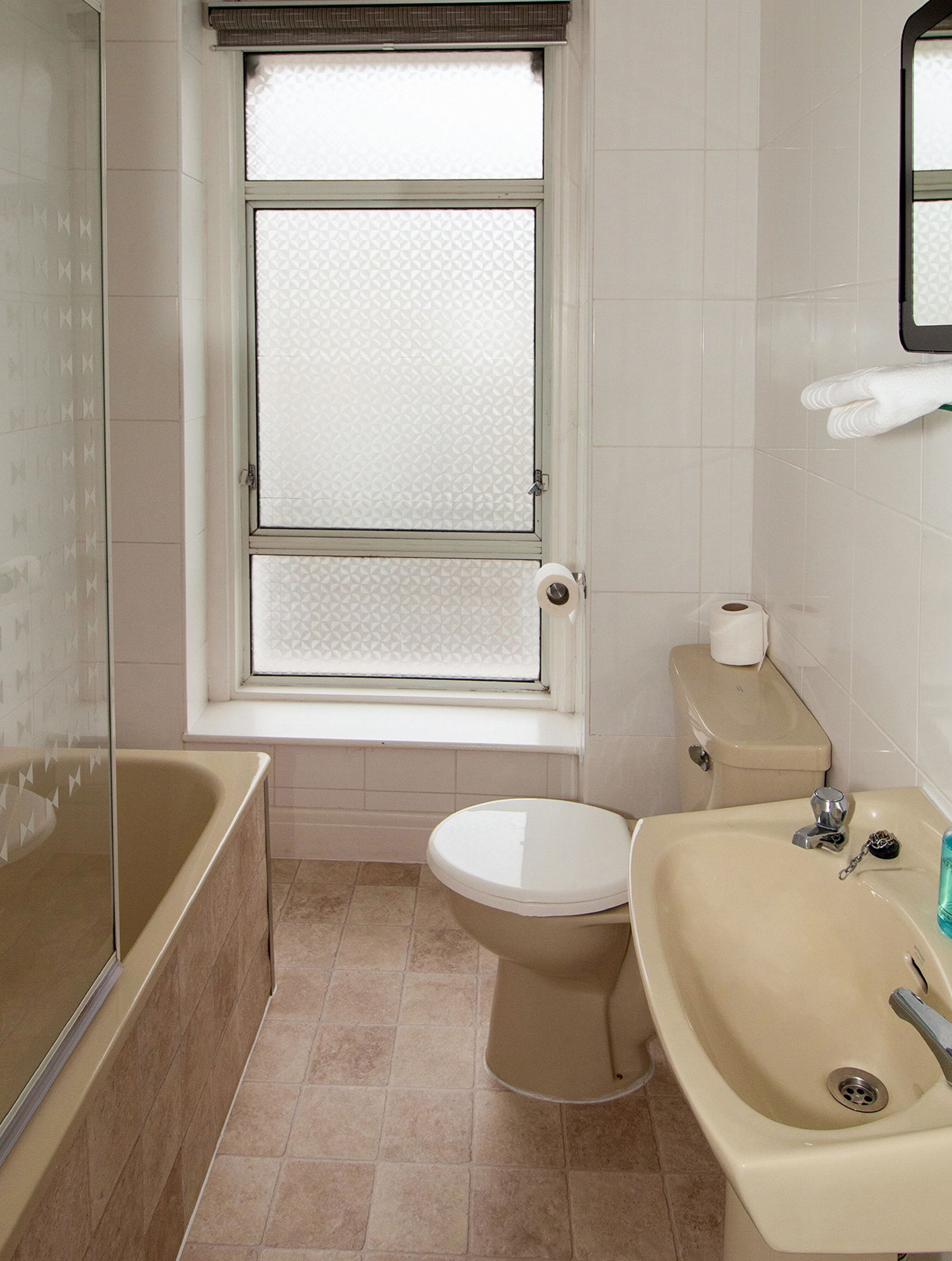 Une salle de bain avec une baignoire, des toilettes et un lavabo.