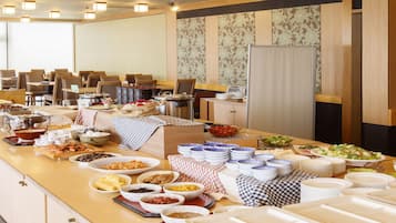 Daily buffet breakfast (JPY 1000 per person)