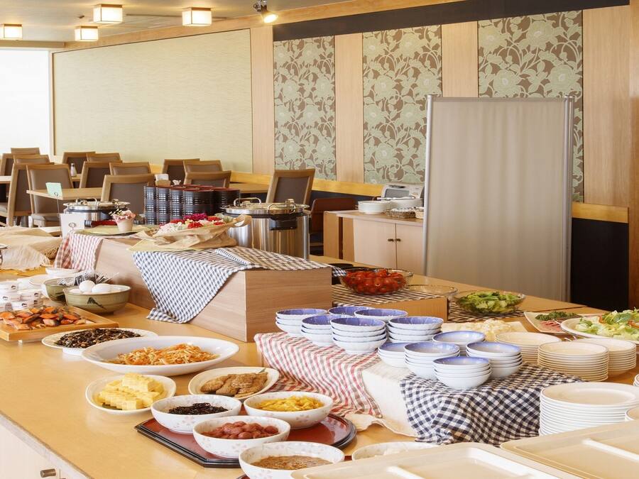 Se ofrece un desayuno bufé (1000 JPY por persona)