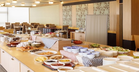 Café da manhã com buffet todos os dias (JPY 1000 por pessoa) . Hotel Pearl City Akita Kanto Odori