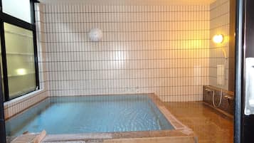 Combined shower/bathtub, spring water bathtub, free toiletries
