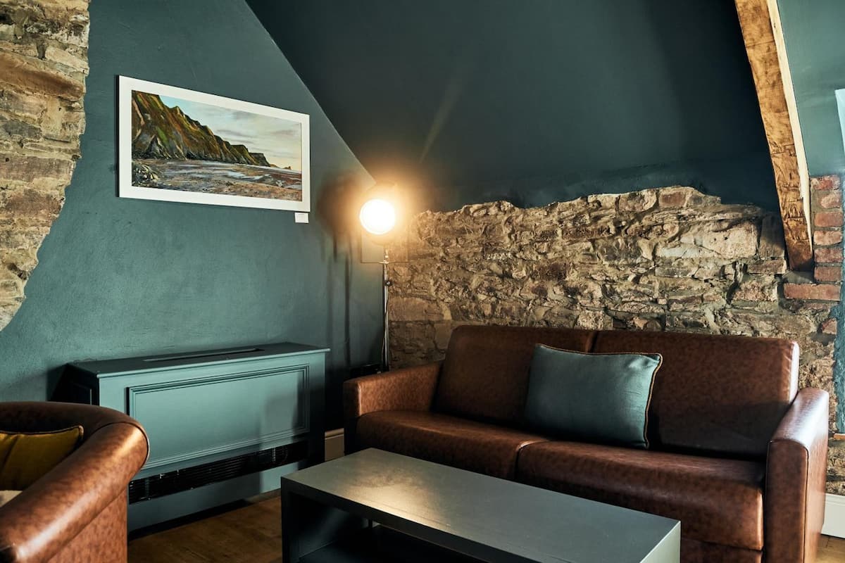 28-inch lcd tv with digital channels, tv, ipod dock