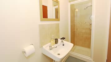 Doppelzimmer | Badezimmer | Dusche, Haartrockner, Handtücher